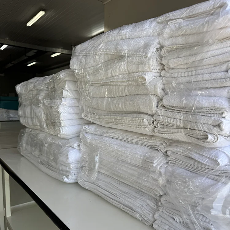 Enxoval hospitalar limpo, dobrado e embalado na operação da Green Washer