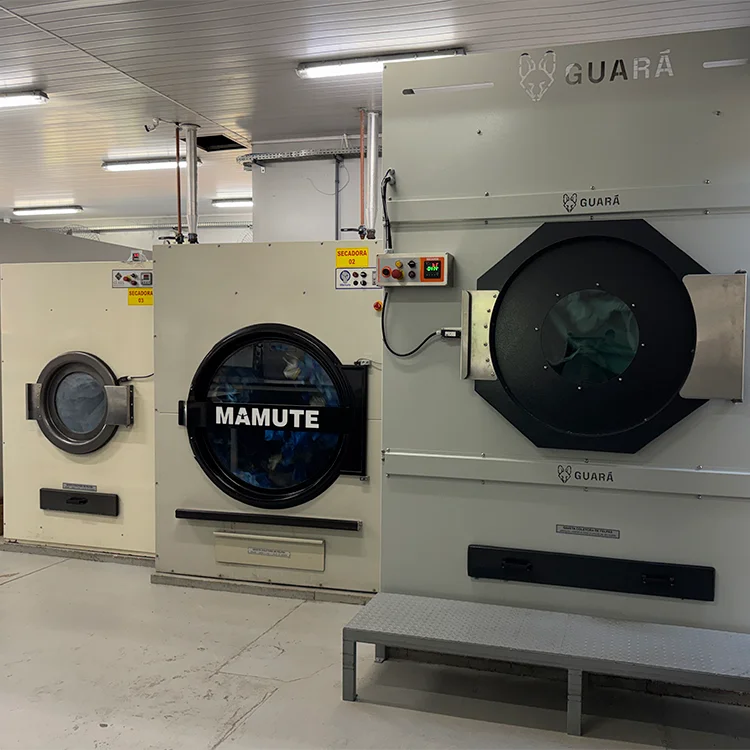 Máquinas industriais de lavagem e secagem utilizadas na estrutura da Green Washer